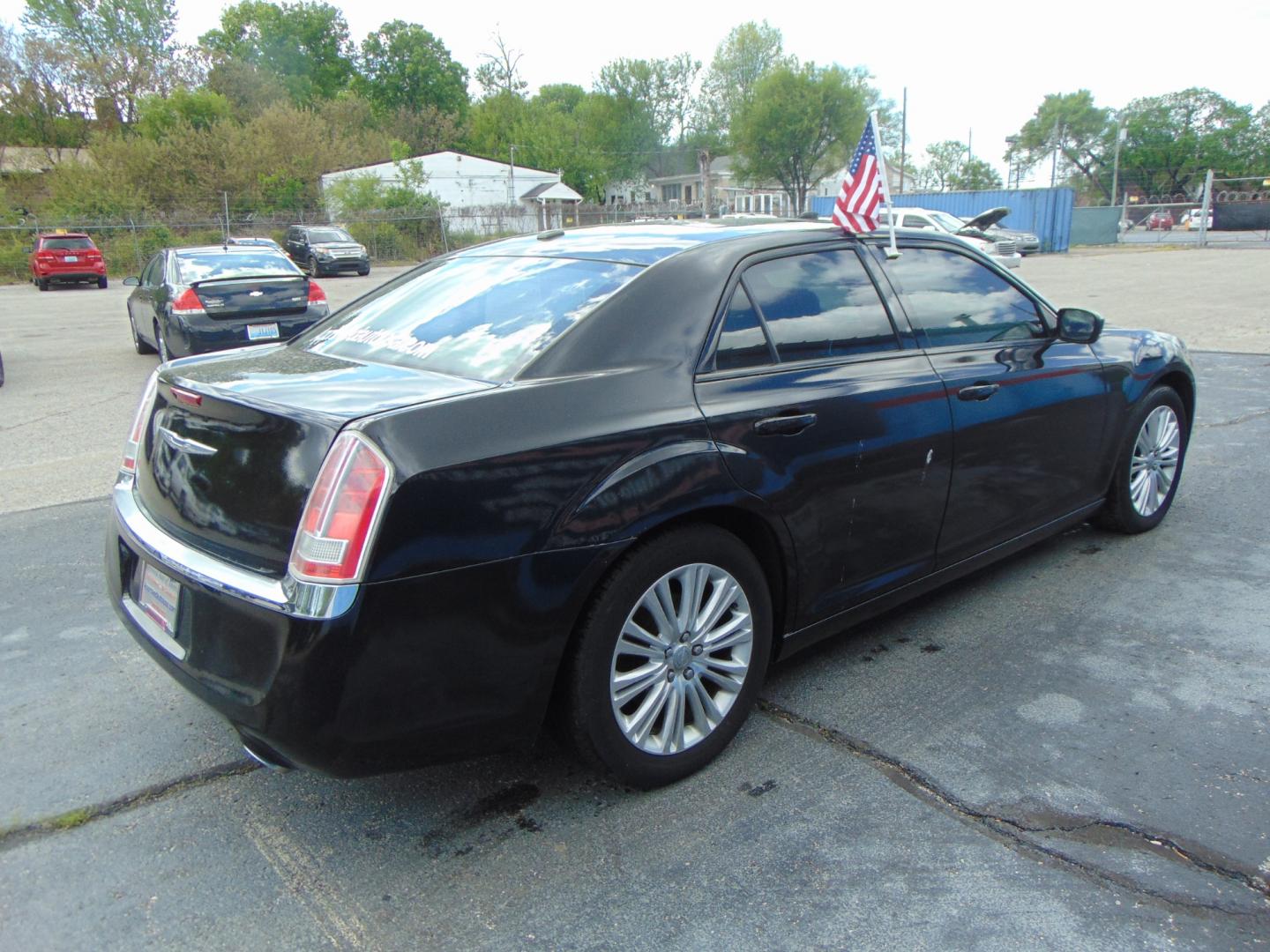 2013 Black Chrysler 300 (2C3CCAKT8DH) with an V8 HEMI 5.7 Liter engine, Auto, 5-Spd w/AutoStick transmission, located at 2105 Dixie Hwy, Louisville, KY, 40210, (502) 772-3333, 38.220932, -85.795441 - Photo#8